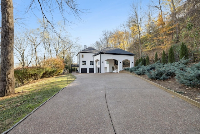 view of front facade featuring a front yard