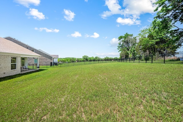 view of yard featuring a rural view