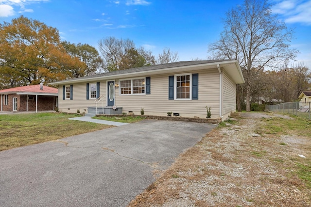 view of front of property featuring a front lawn