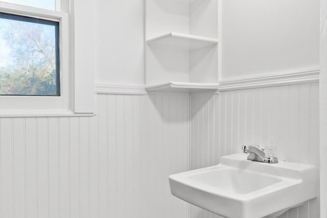 bathroom featuring sink