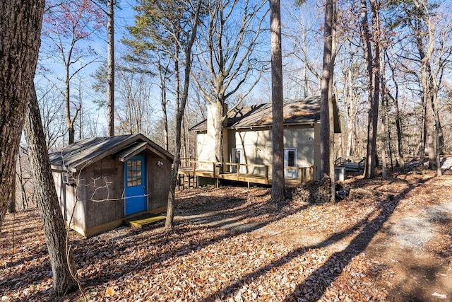 view of yard featuring an outdoor structure and a deck