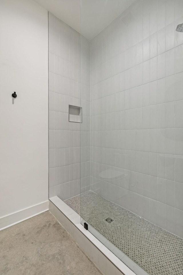 bathroom featuring a tile shower