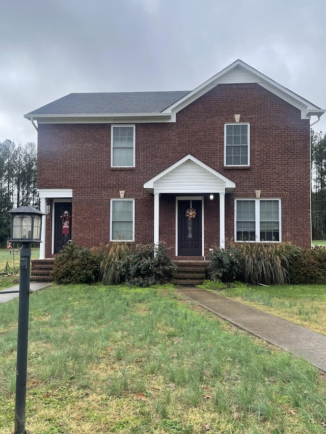 view of front of house featuring a front lawn