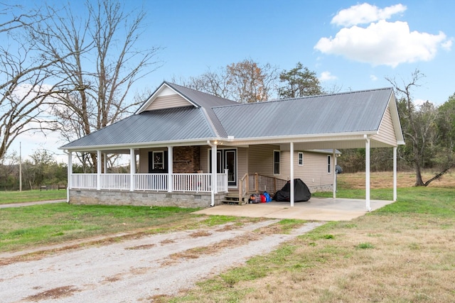 view of front facade featuring covered porch, a carport, and a front lawn