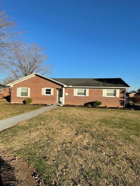 single story home featuring a front lawn