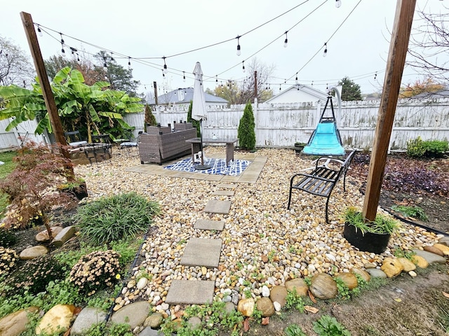 view of yard featuring an outdoor hangout area