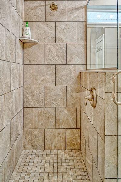 room details featuring a tile shower