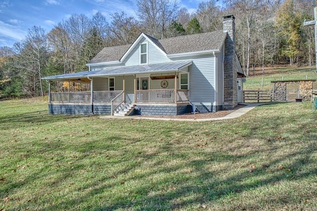 farmhouse inspired home featuring covered porch and a front yard