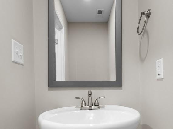 bathroom featuring sink