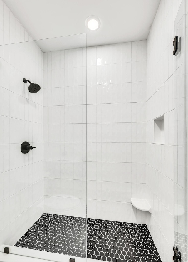 bathroom featuring tiled shower