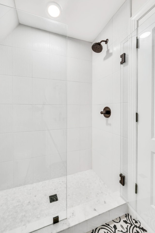 bathroom with walk in shower and lofted ceiling