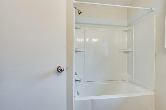 bathroom with tub / shower combination