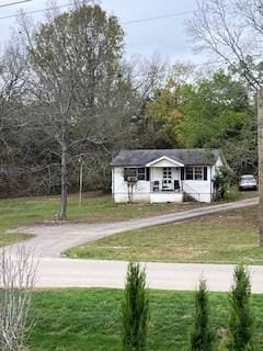 view of yard featuring driveway