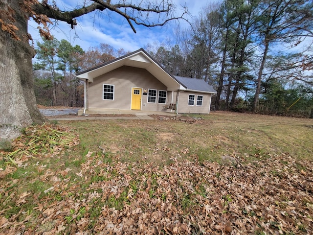 view of front of property with a front lawn