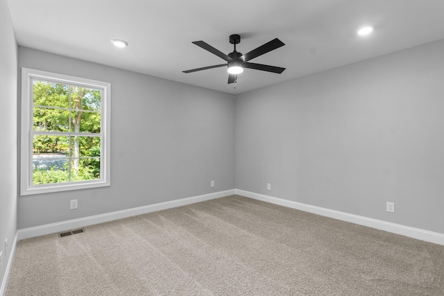 unfurnished room with carpet and ceiling fan