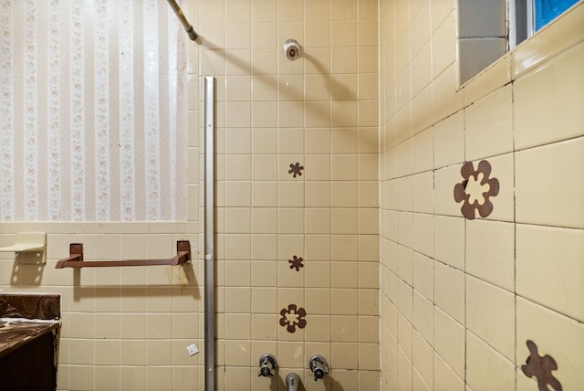 bathroom featuring tiled shower / bath combo and vanity