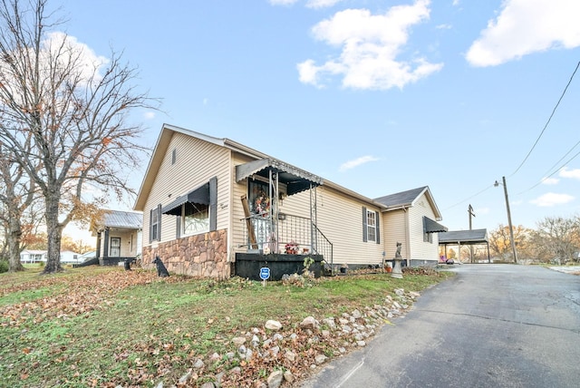 view of side of home featuring a lawn