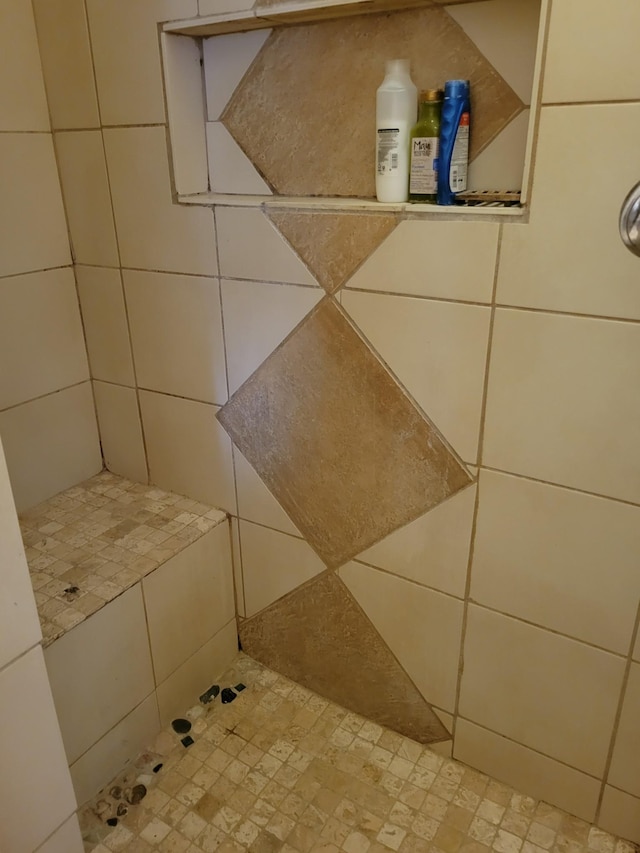 bathroom featuring tiled shower