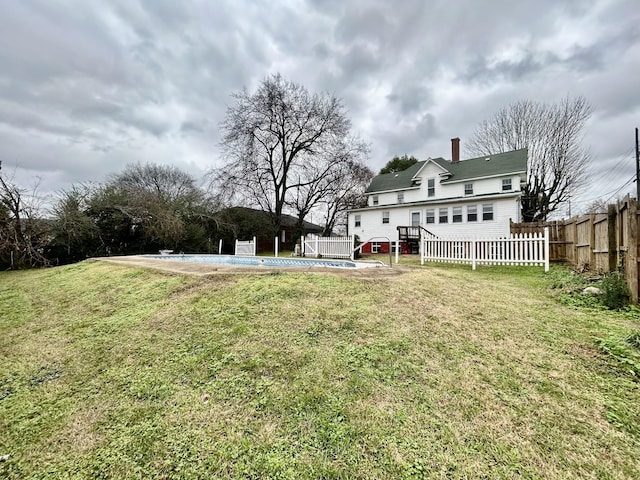 view of yard with an empty pool