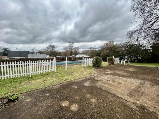 view of yard with a swimming pool