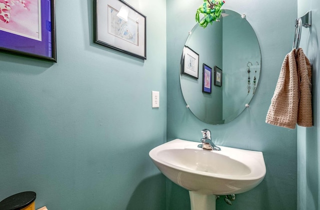 bathroom featuring sink