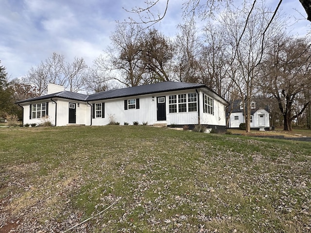 view of front of property featuring a front yard