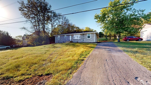 view of front of property with a front lawn