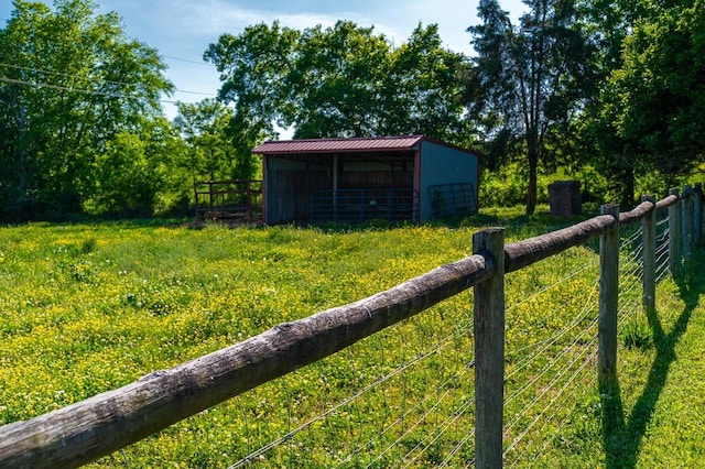 view of yard with an outdoor structure