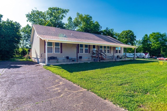 view of front of home featuring a patio area and a front yard