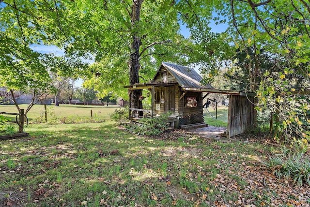 view of yard featuring an outdoor structure