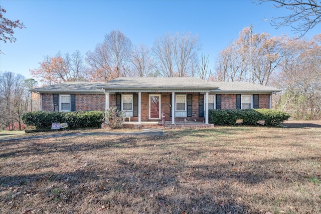 ranch-style home featuring a front yard and covered porch