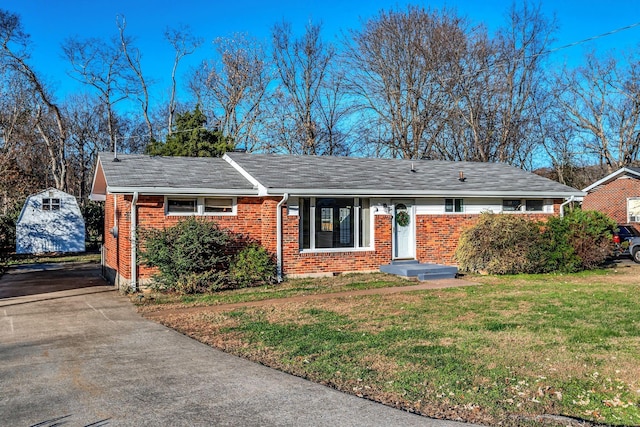 ranch-style house featuring a front yard