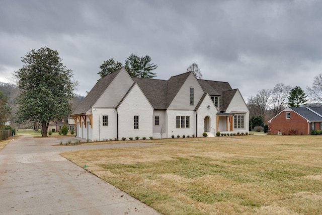 view of front of house with a front lawn