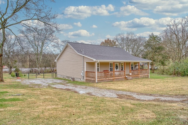 view of front of house with covered porch and a front lawn