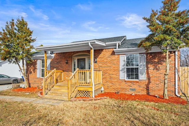 view of front of property featuring a front lawn