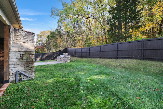 view of yard featuring a patio