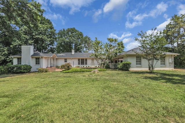 view of front of property with a front yard