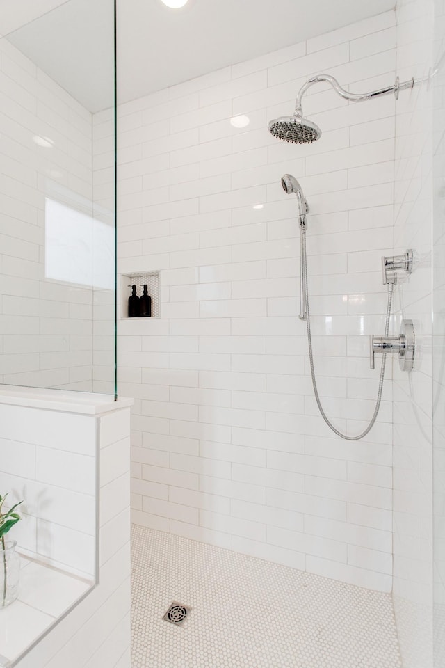 bathroom featuring a tile shower