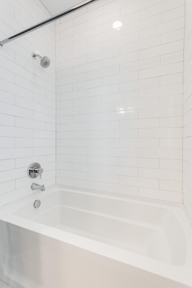 bathroom featuring tiled shower / bath combo