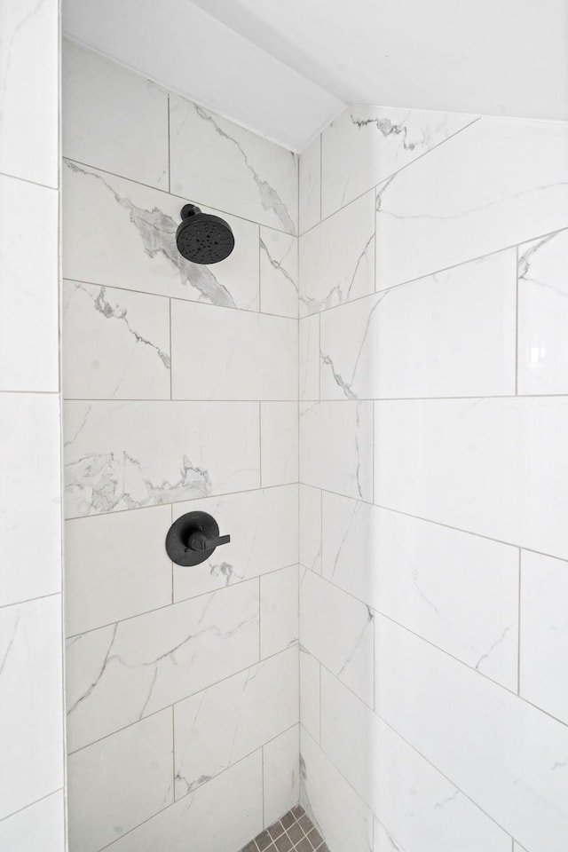 bathroom featuring a tile shower