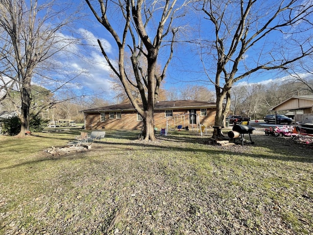 view of front of property featuring a front yard