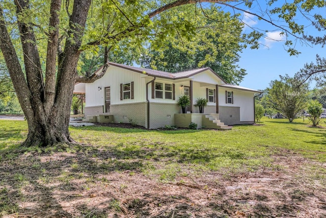 single story home featuring a front yard