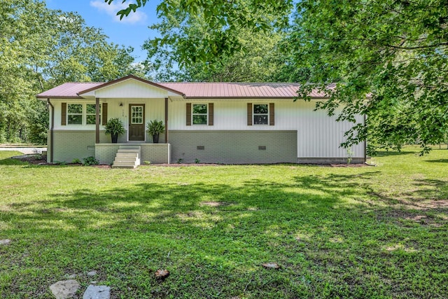 ranch-style home featuring covered porch and a front yard