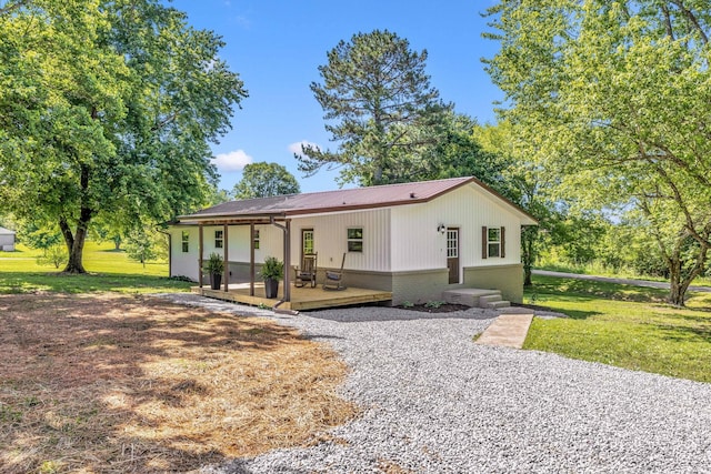 view of front facade featuring a wooden deck and a front lawn