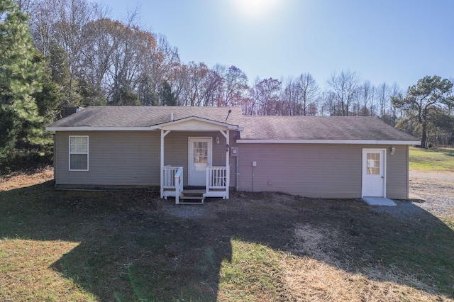 single story home with a front yard