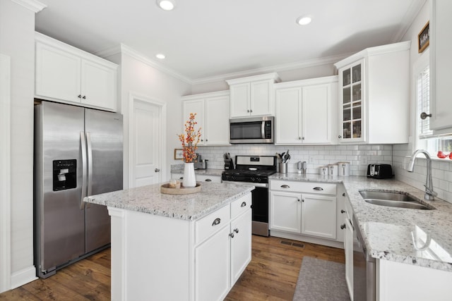 kitchen featuring sink, a center island, dark wood-type flooring, and appliances with stainless steel finishes