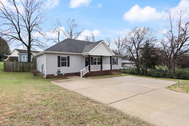 view of front facade featuring covered porch and a front lawn