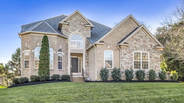 view of front of home featuring a front yard