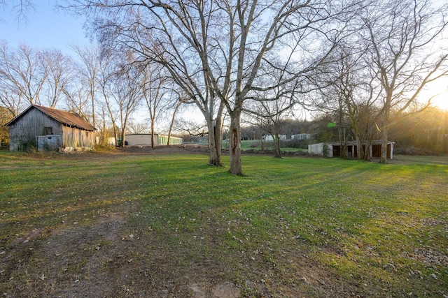 view of yard with an outbuilding