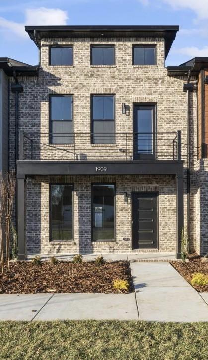 view of front of house featuring a balcony